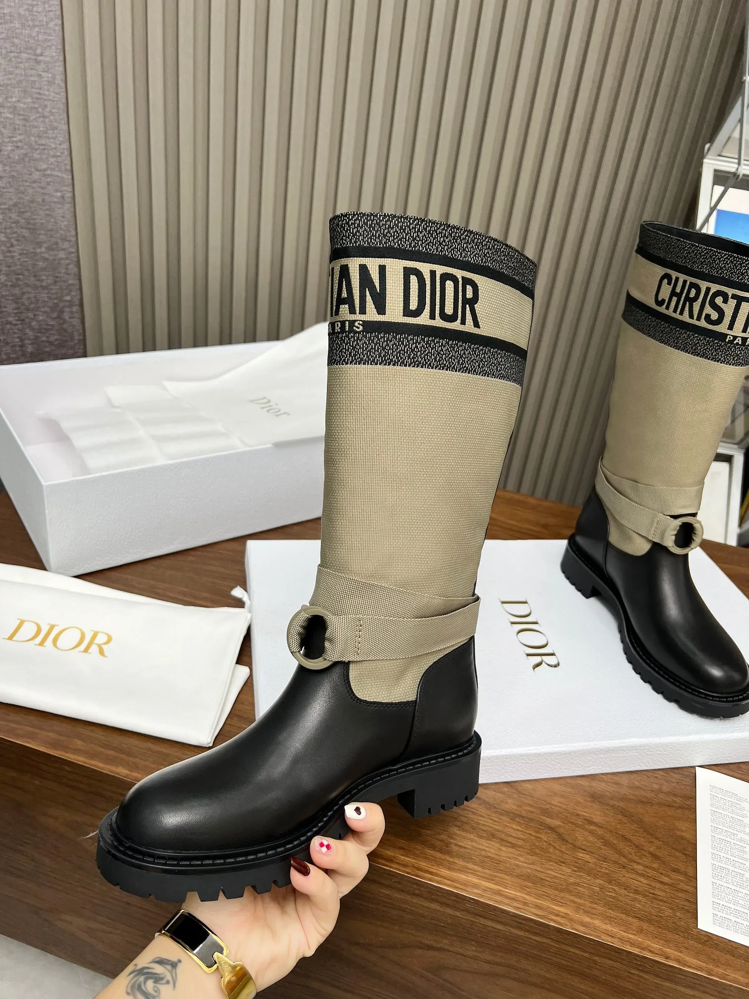 👟👟Ex-factory price 600💯💯Women's shoes, women's clothing, women's shoes, women's clothing, 2024ss highest version Dior Dior autumn and winter boots, retro work boots, slip-on, imported calfskin uppers spliced with the latest imported technology, electric embroidery surface, versatile and slim feet yyds. The shape is three-dimensional and full, full of handsomeness, the upper foot is comfortable, the design style is very novel, perfect details, cool Trendy 💯Trendy outsole Inner lining: Cow lining Outsole: 1:1 molded outsole Heel height: 3.0cm Size: 35-41 (41 customized)